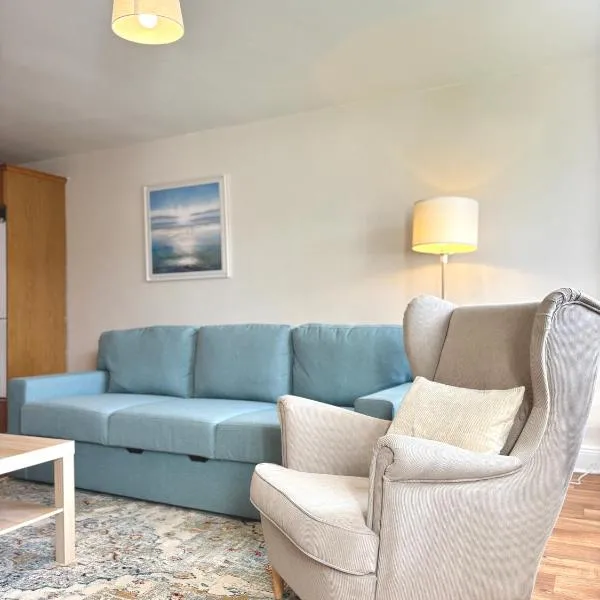 Harbour Haven Cobh- Sea & Cathedral View Apartment, khách sạn ở Cobh