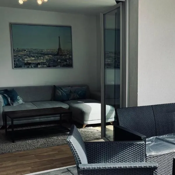 Lumière Parisienne Spacious 2BR Apartment with Terrace Free Parking Near Metro Line 13, хотел в Малакоф