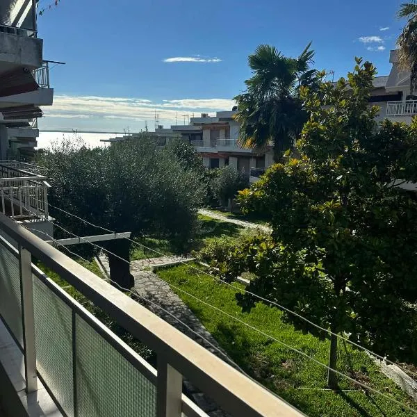 Rafaela's Beach House, готель у місті Калівія-Полігіру