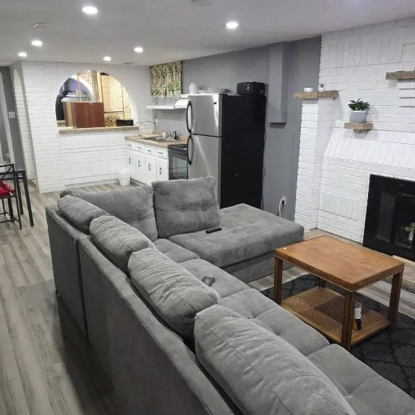 Bright Cozy 2-Bedroom Main Floor Suite, viešbutis mieste Bramptonas