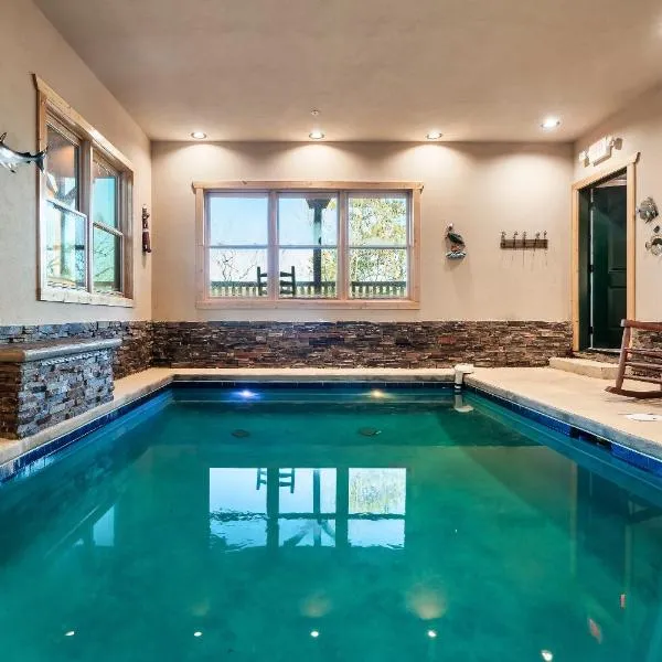 Spacious 6-Bedroom Cabin Near Smoky Mountains National Park, hotel i Gatlinburg