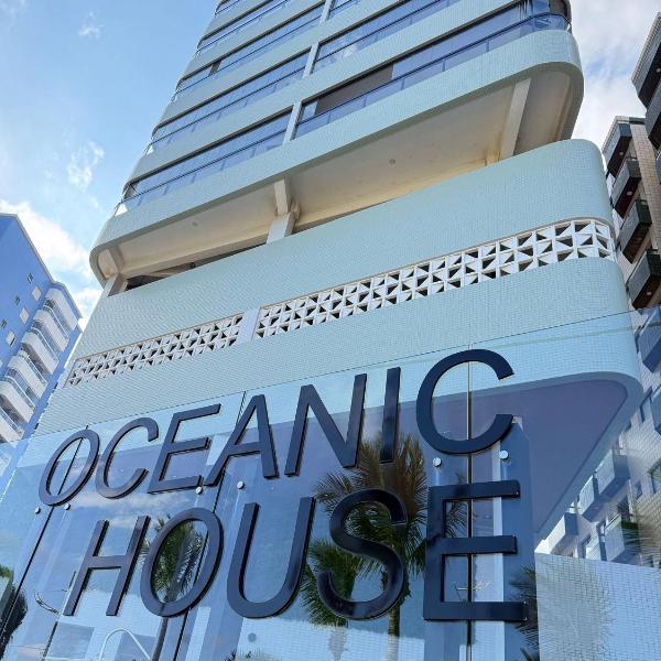 Apartamento Clean com 2 quartos em frente à praia e com 2 varandas - Ideal para famílias.