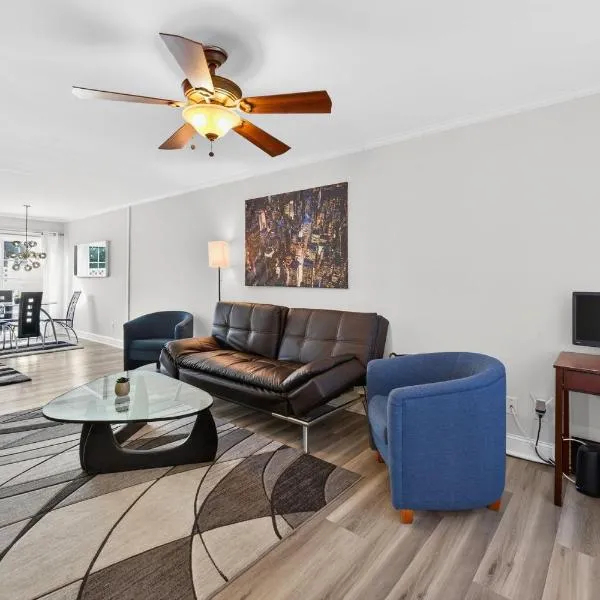 Executive & Luxury 2-bedroom Townhouse with Pool, מלון בגרינסבורו
