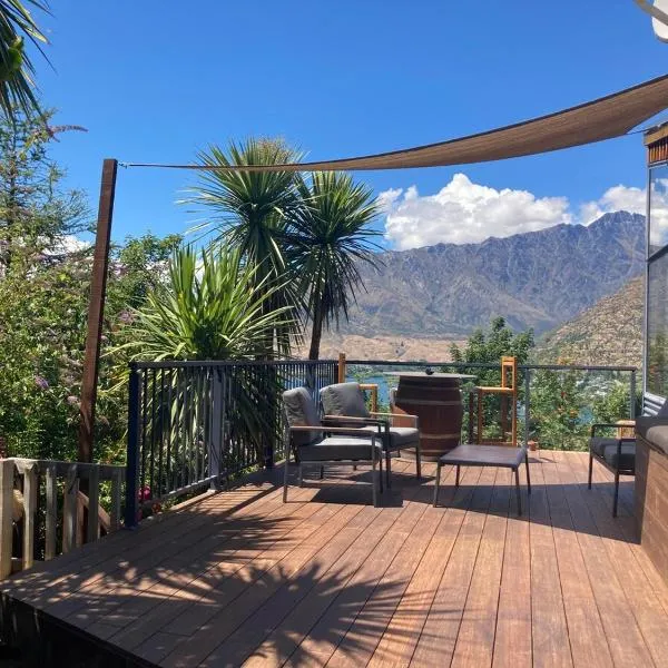 Panoramic Lake View Cozy 2BR Retreat, Hotel in Queenstown