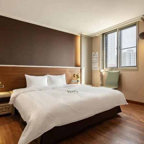 露夏旅社 l 納康商旅 l 智能入住 l 鄰近花園夜市, hotel in Tainan