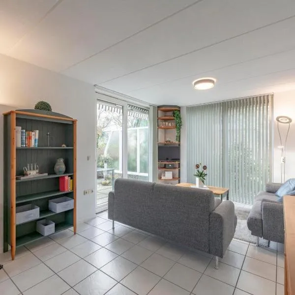 Holiday Home near Dutch Beach with Pool, hotel em Sint Maartensvlotbrug