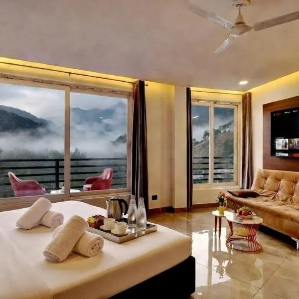 Hilltop Valley View Villa Nainital, hotell i Bhowāli