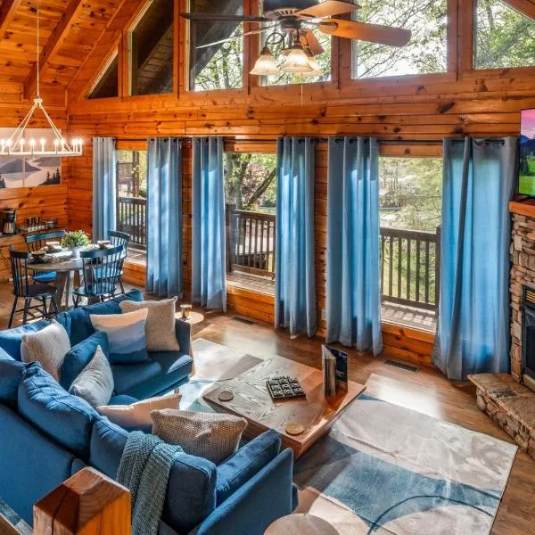 Blackberry Cobbler- Romantic Hideaway, Hot Tub, Scenic Views, Dogs OK, Hotel in Pigeon Forge