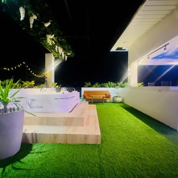 The Penthouse With Outdoor Jacuzzi Private Rooftop Solar Powered Energy, hotel en Puerto Princesa