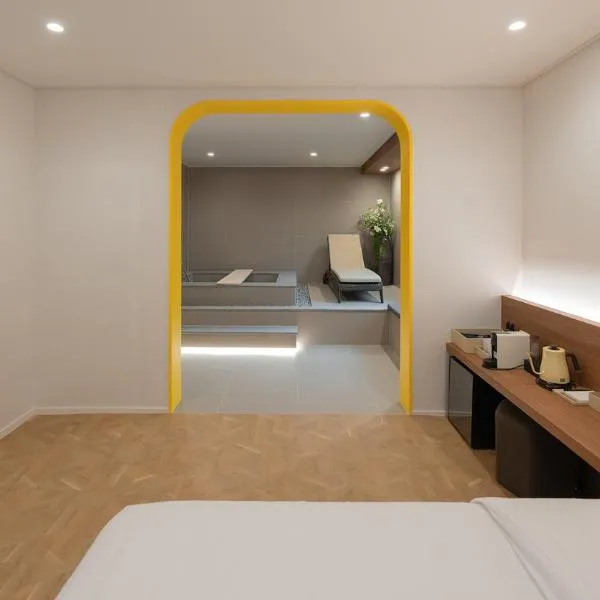 From H Dongbaek Hotel by kwon Cheonan Seongjeong – hotel w mieście Cheonan