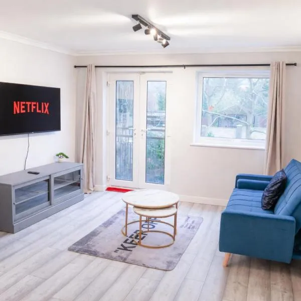 Modern 2BR Apartment in Wembley,, hotel in London