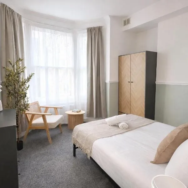 Warm 2 Beds flat for 6 in Holland Park area, ξενοδοχείο στο Λονδίνο