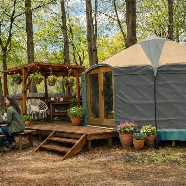 Holt Woodland Glamping - Shepherd Huts & Yurts Dog Friendly, hotel i Holt