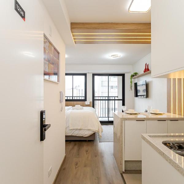 Studio com cama Queen, Ar Cond e Varanda em Condomínio Clube