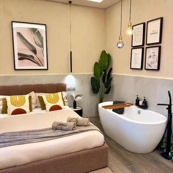 Falco Deluxe Home - Elegante Vasca In Camera, hotell i Napoli