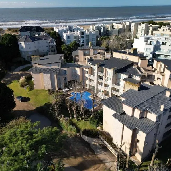 Sea Point By D&G – hotel w mieście Carilo