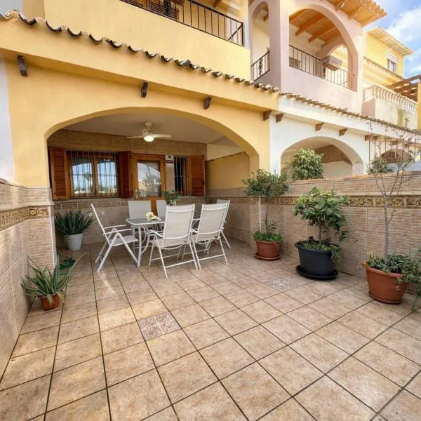 Casa familiar de 4 dormitorios en Los Narejos, hotel a Los Alcázares