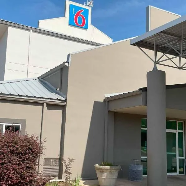 Motel 6 Jackson Airport Pearl, hotelli kohteessa Pearl