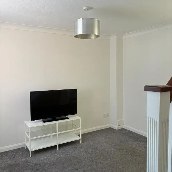 1 Bedroom House with Parking, Bus Links and Garden, hotel in Maidenhead
