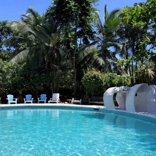 Hotel El Colibri Rojo, hotel v mestu Cahuita