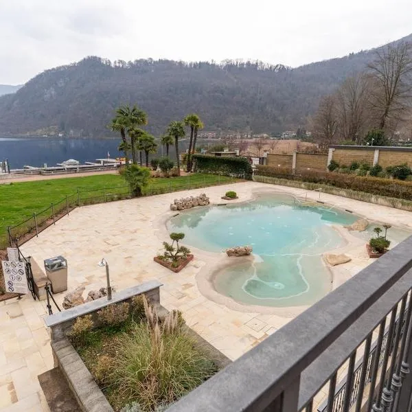 Elegant Lake View Apartment with Pool, hotel u gradu Lavena Ponte Treza