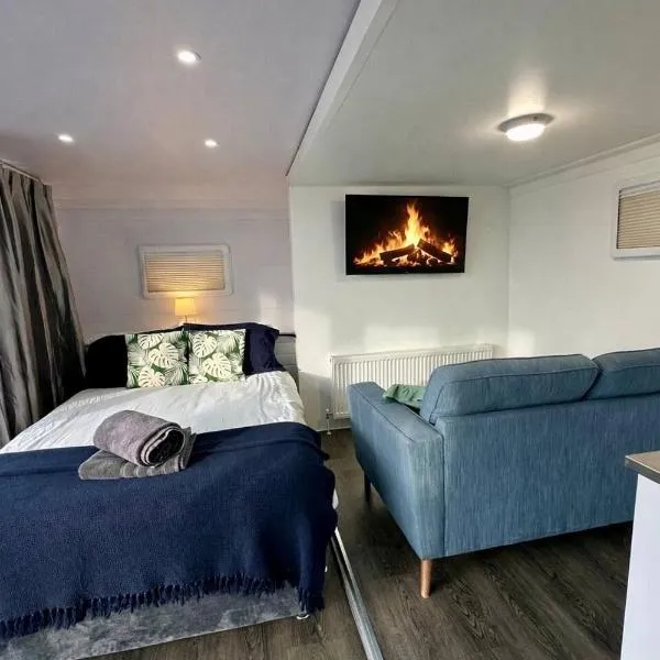 The Lux Pod, Hotel in Ballynameen