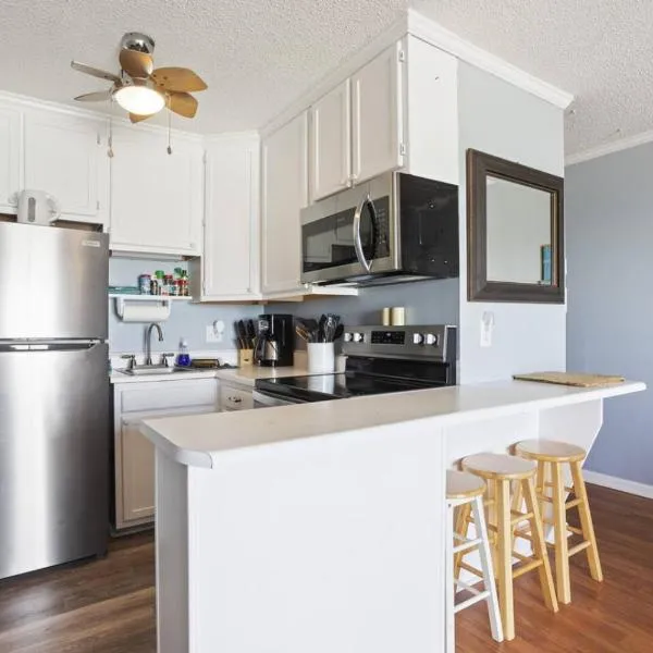 Shore Beats Work - Oceanfront New Balcony 3rd Flr, hotel in North Topsail Beach