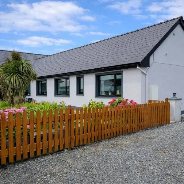 Maries House Doohoma Head Peaceful Luxury Coastal Retreat Sea Beach Achill Views Wild Atlantic Way Erris Mayo Ireland Sleeps 10, hotel din Doohooma