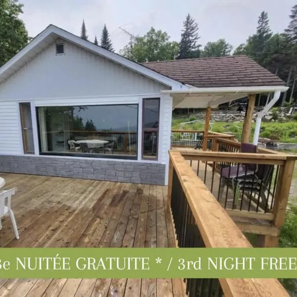 Cozy Chalet with Breathtaking Mountain View, hotel sa Notre-Dame-Des-Bois