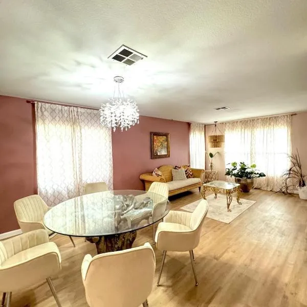 Beautiful 5-bedroom house with AC in Moreno Valley, ξενοδοχείο σε Moreno Valley