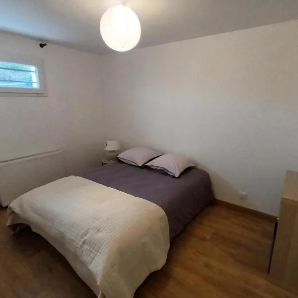 Chambre indépendante avec Kitchenette et sdb, מלון בLe Pellerin