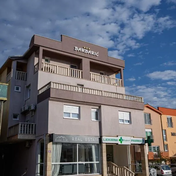 Hotel Barbaric، فندق في ميديوغوريه