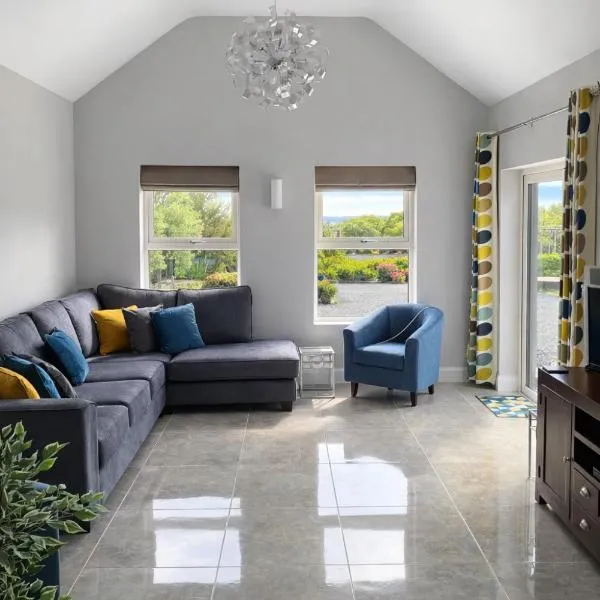 Viesnīca Maries House Doohoma Head Peaceful Luxury Coastal Retreat Sea Beach Achill Views Wild Atlantic Way Erris Mayo Ireland Sleeps 10 pilsētā Doohooma