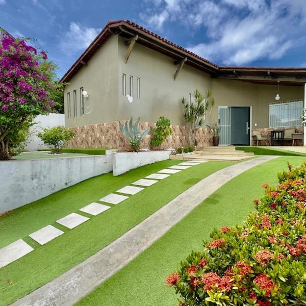 House with 3 en-suites and Pool Near Vilas Beach
