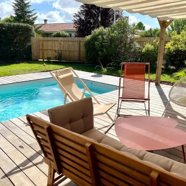 Villa rénovée au calme, piscine chauffée et jardin - Bisca, hotel v mestu Biscarrosse