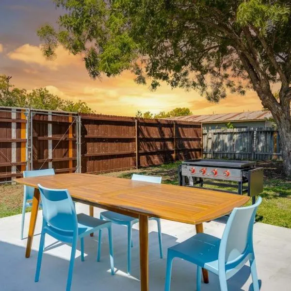 2 Kings Hot Tub Modern Cottage Hill Country, hotel u gradu 'Blanco'