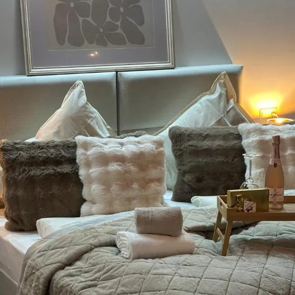 Familienfreundliche 10 min zu Fuß von Legoland entfernt,80 m2 stilvolle Ferienwohnung in einer Villa mit großen Garten, für den ersten Frühstück gefüllten Kühlschrank,Whirlpool, privaten Waldstück und wunderschöner Terrasse im Kötz, My Luxury Apartments, hotel en Kleinkötz