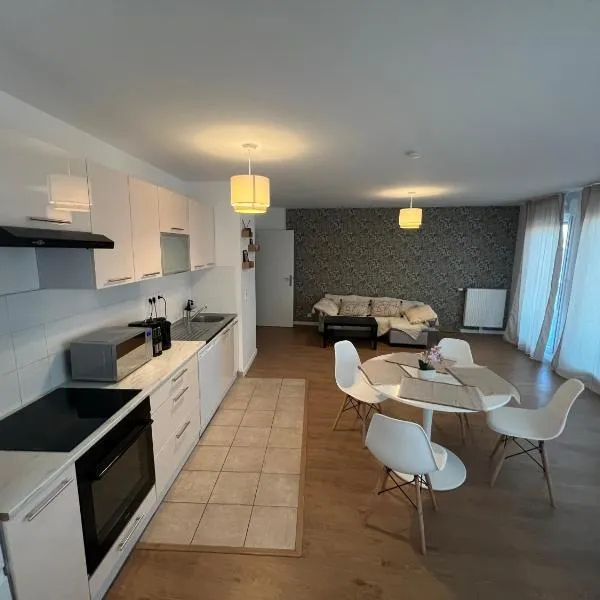 Grand appartement lumineux avec terrasse 3 chambres proche Paris, hotel in Villemomble