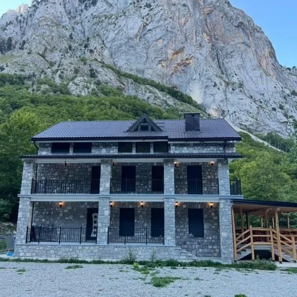Guest House Ropojan, hotel in Vusanje