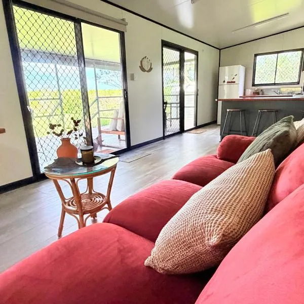 Feng Shui Sugarcane Cabin, hotel in Proserpine