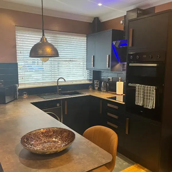 Cute Cottage Central Bathgate, hotel em Bathgate