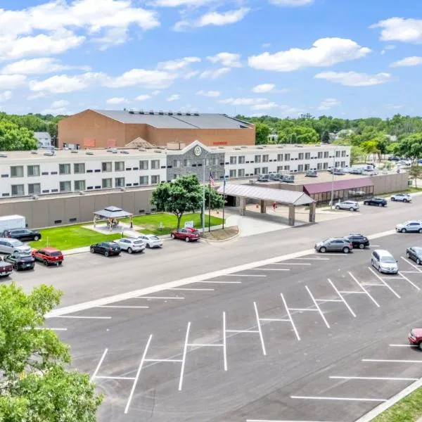 Crossroads Hotel and Huron Event Center โรงแรมในHuron