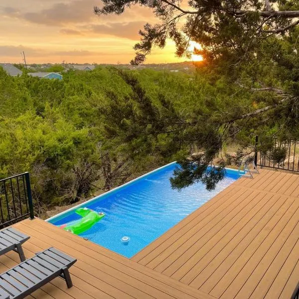 The Outlook - Spa and deck views of Hill Country, hotel in Dripping Springs