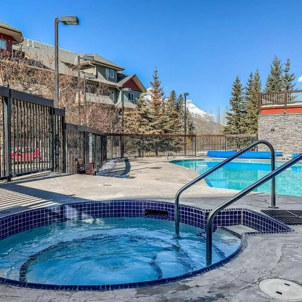 One Bedroom Mountain View Condo - Lodges at Canmore, hotel en Canmore