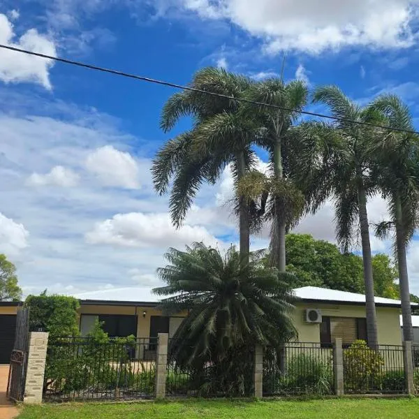 Life is good in Parkside Relaxing 3 BR Retreat, hotel in Mount Isa