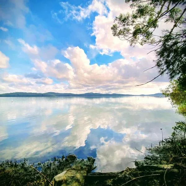 Lakeside 3-BR Forest Cottage, hotel v destinaci Laurieton