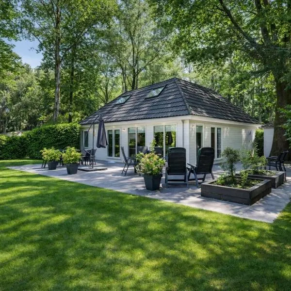 Groot vakantiehuis met sauna en bubbelbad, hotel in Diessen