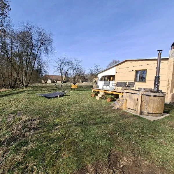 Chatka U Vlka, hotel a Lnáře