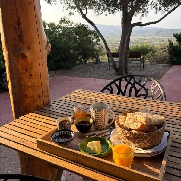 Chambres d'hôtes avec vue panoramique - Gîte Saint Roch、Tuchanのホテル