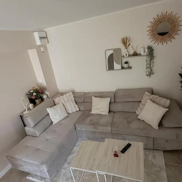 Elegant Family Apartment, Sublime Turquoise & Golden, hotel a Billère